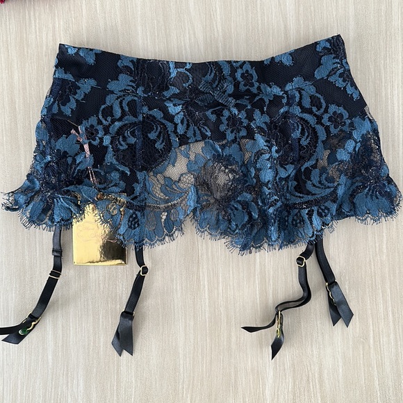 NWT Agent Provocateur Soirée Mei Blue and Black Lace Suspender Garter Size 2 - Picture 2 of 5